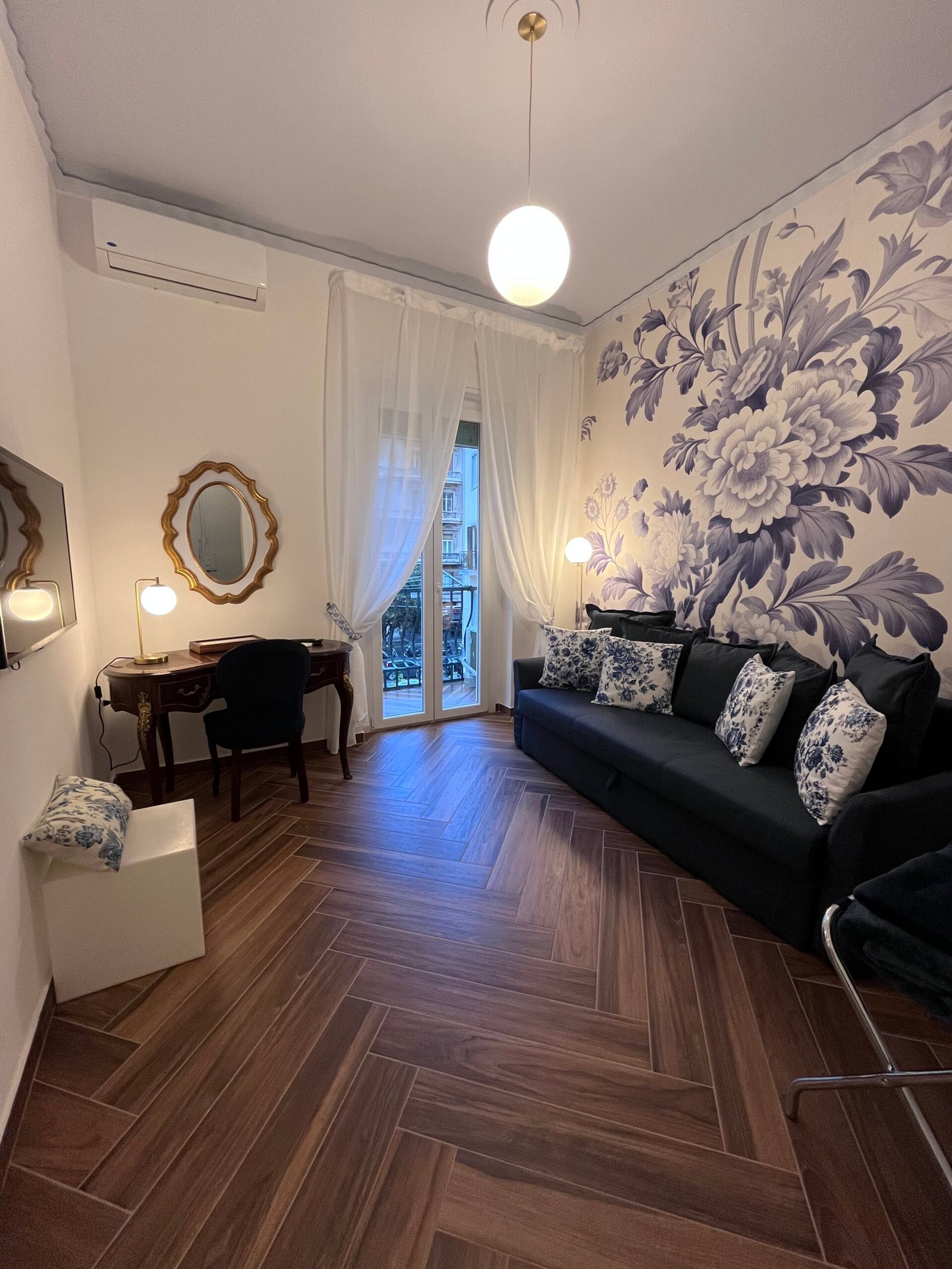 Casa Vacanze Serapide 13 a Santa Lucia Napoli Soggiorno con divano letto matrimoniale