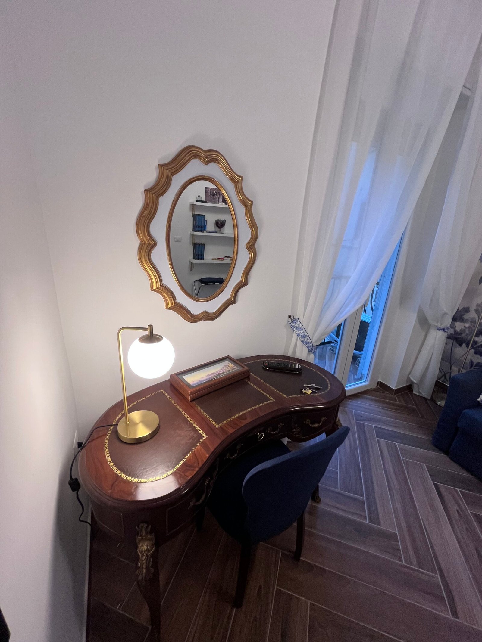 Serapide 13 a Santa Lucia Casa Vacanze Napoli scrittoio antico Napoletano