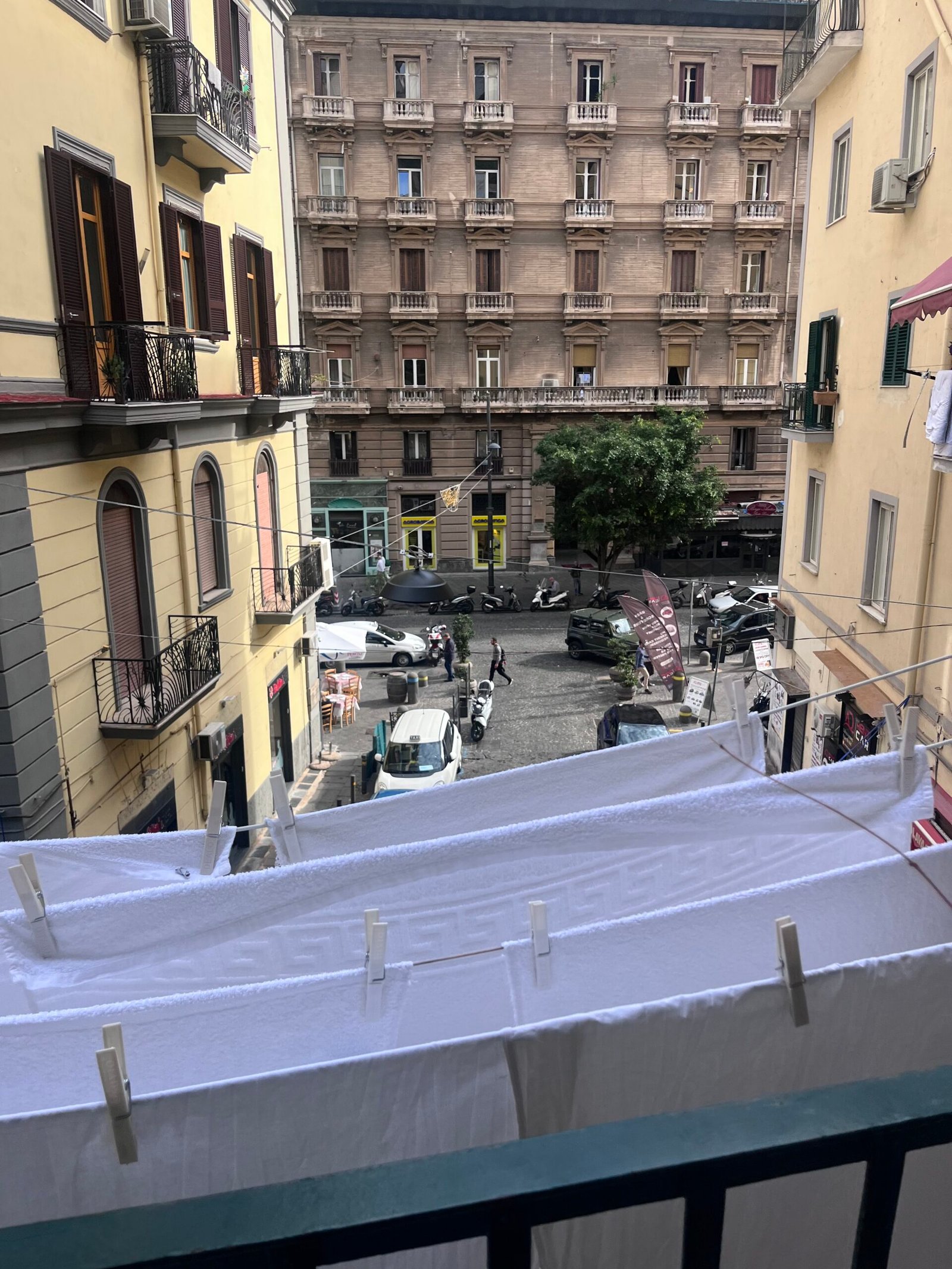 Casa Vacanze Serapide 13 a Santa Lucia Napoli vista dal balcone e panni stesi