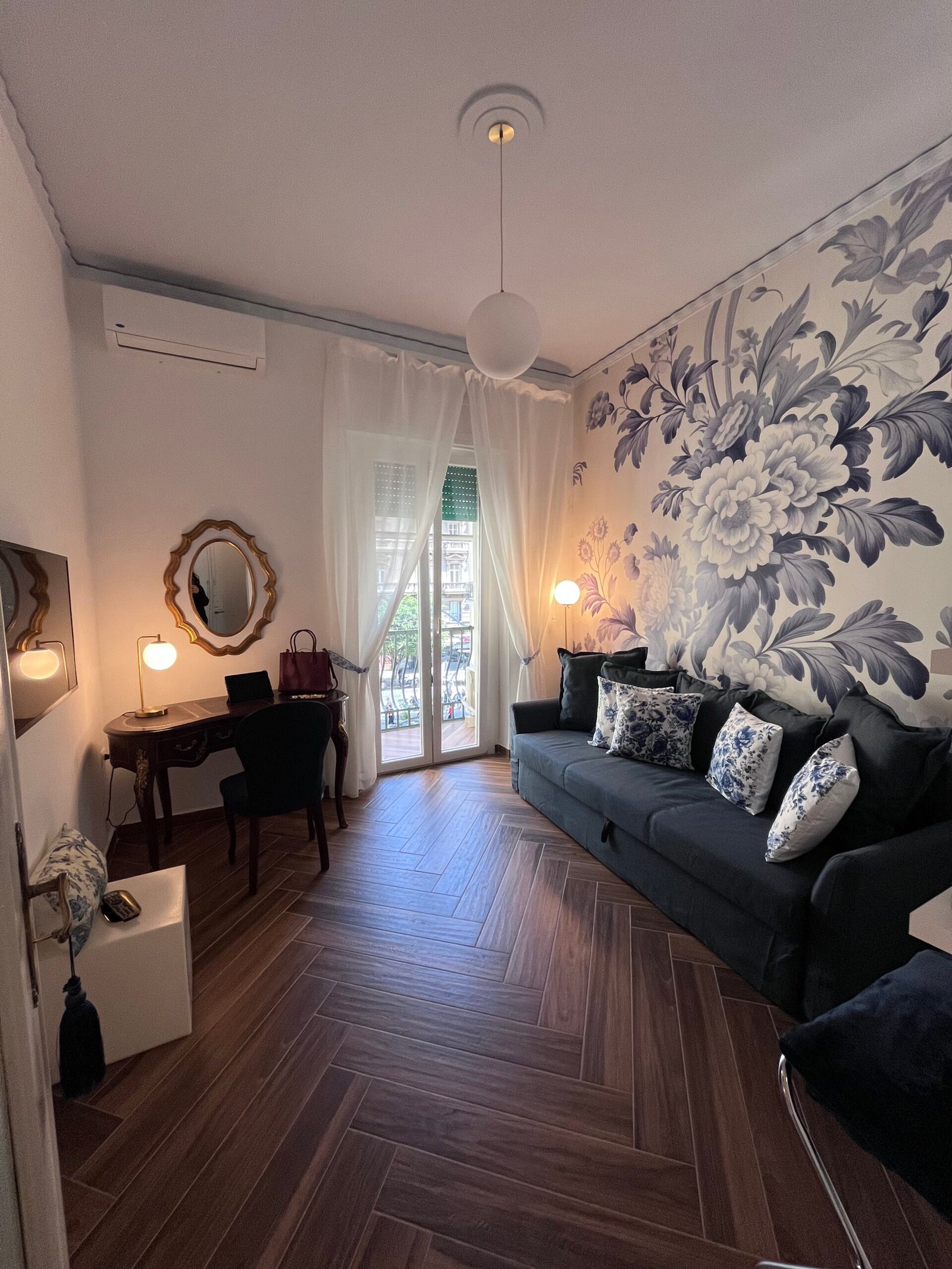 Casa Vacanze Serapide 13 a Santa Lucia Napoli Soggiorno a pochi passi dal Castel dell'Ovo e Piazza Plebiscito