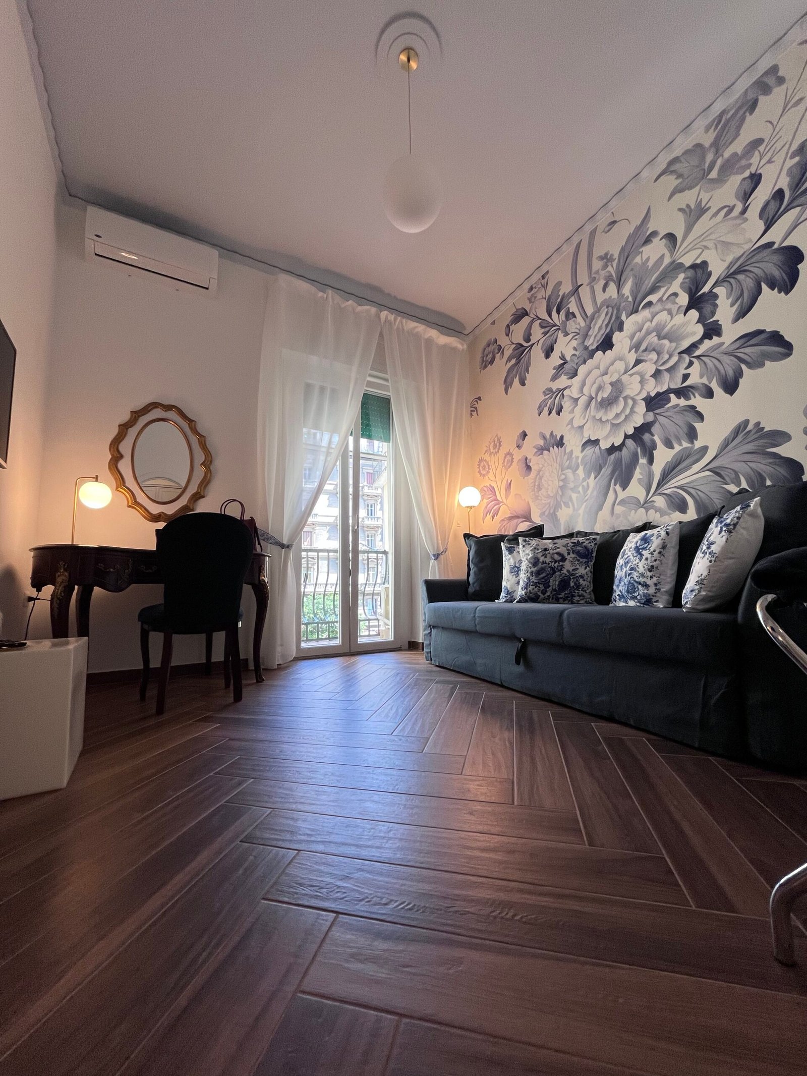 Casa Vacanze Serapide 13 a Santa Lucia Napoli Soggiorno Divano letto Matrimoniale con Balcone