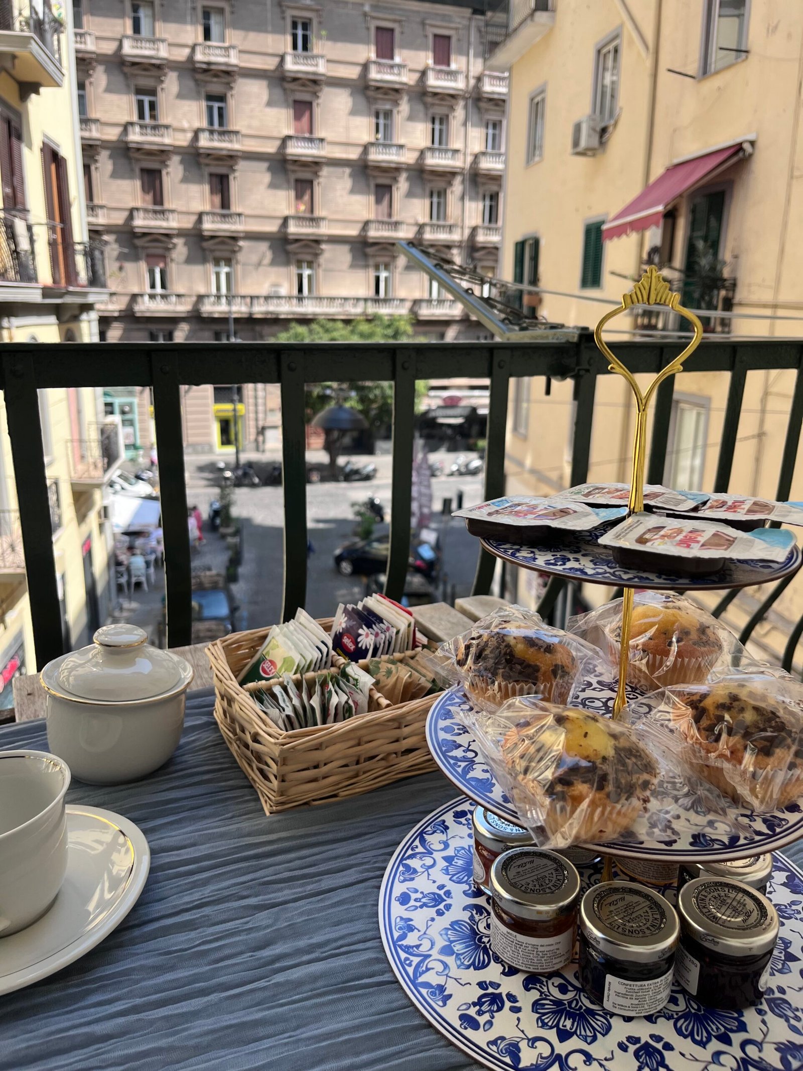 Casa Vacanze Napoli Serapide 13 a Santa Lucia Balcone colazione