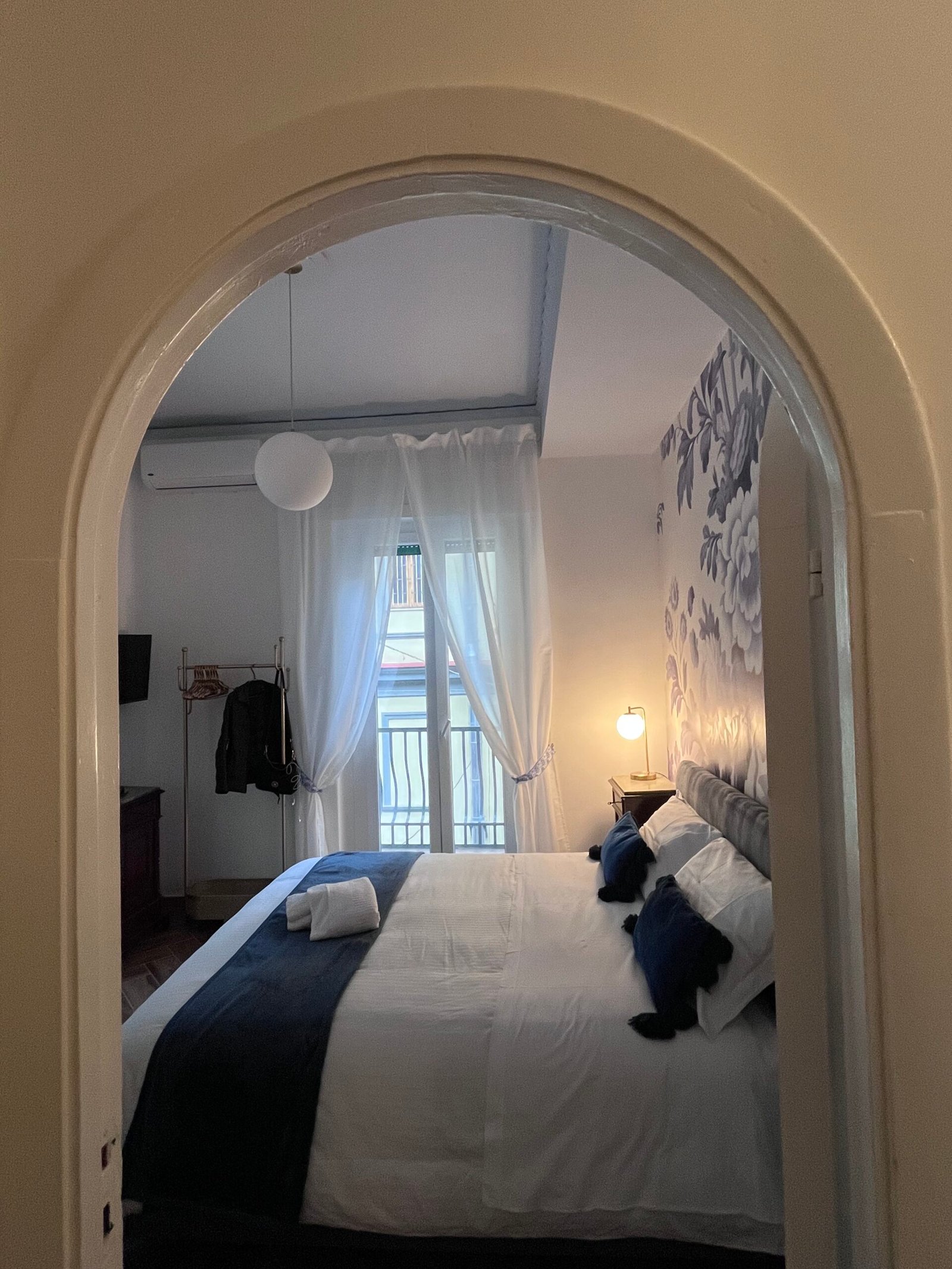 Casa Vacanze Serapide 13 a Santa Lucia Napoli Camera da Letto Matrimoniale con Balcone