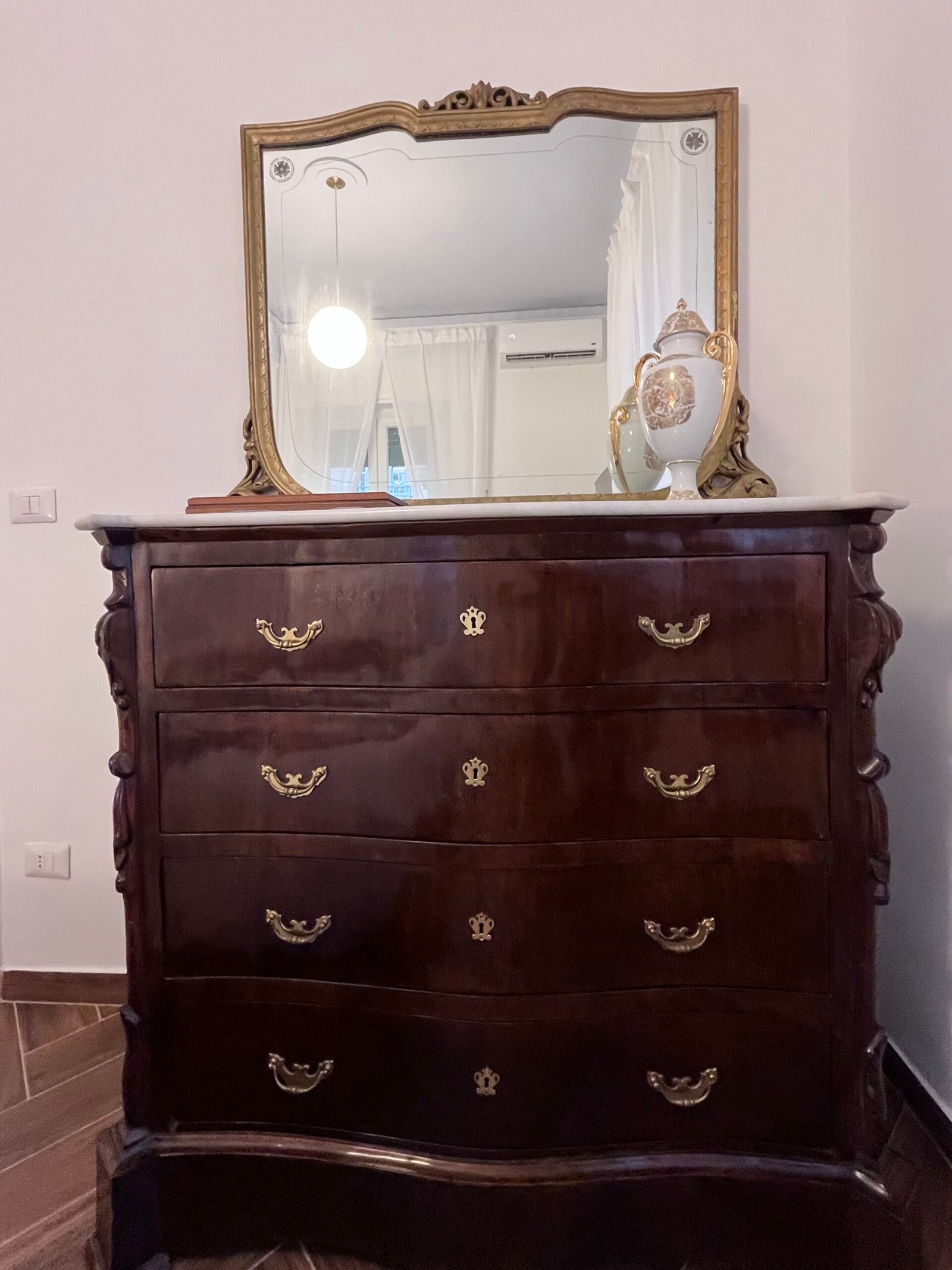 Casa Vacanze Serapide 13 a Santa Lucia Napoli Comò Antico Napoletano del 900