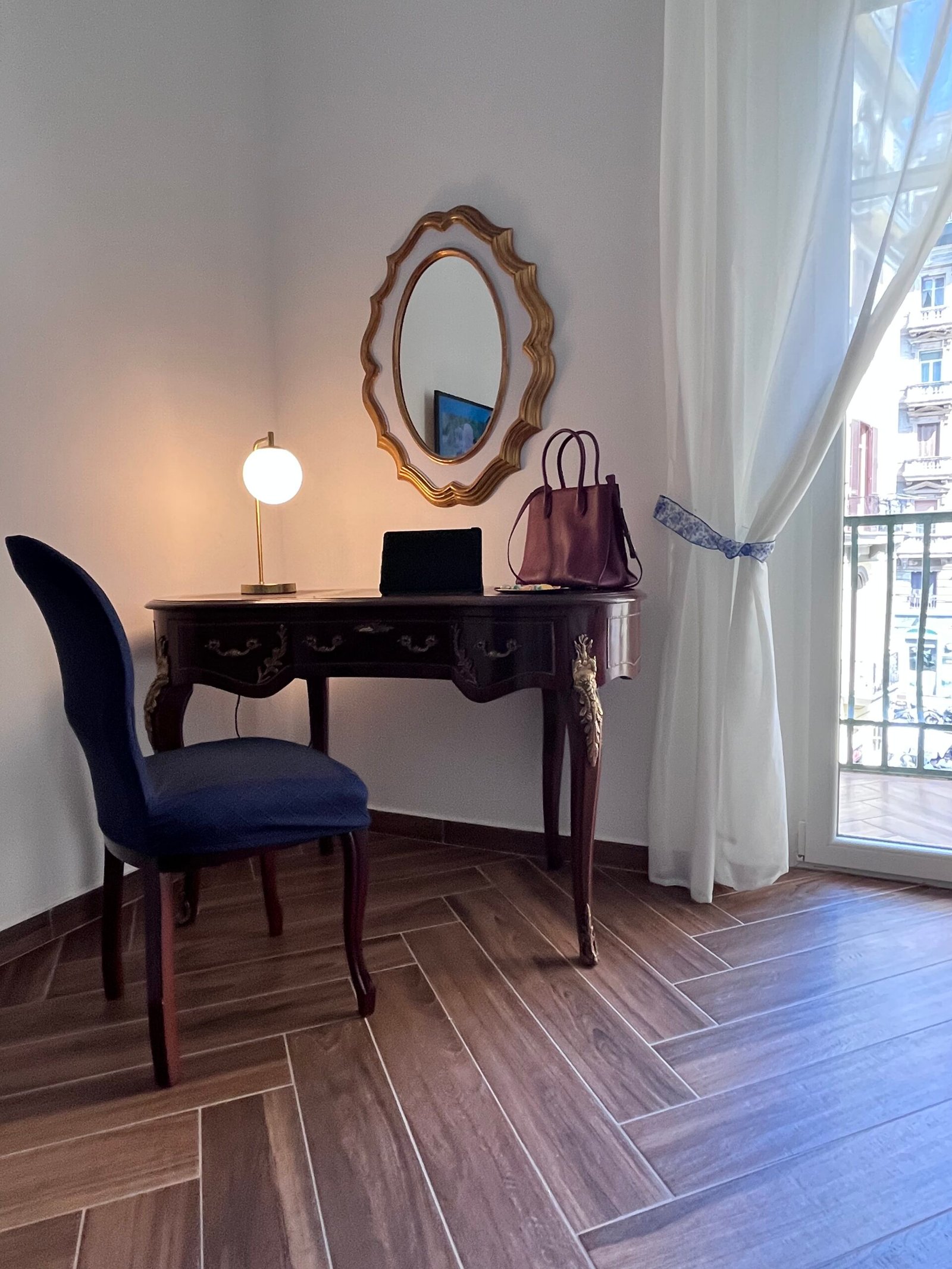 Casa Vacanze Serapide13 a Santa Lucia Napoli Scrittoio Antico